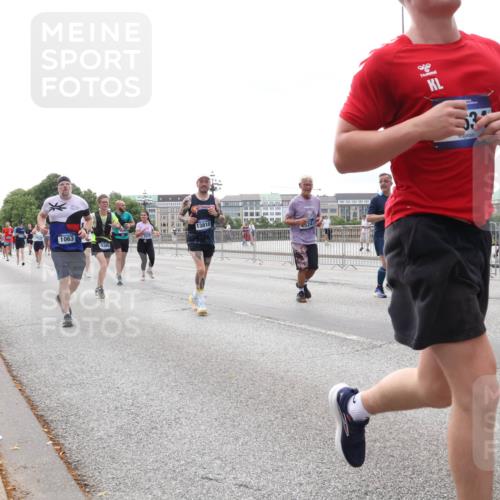29.06.2025 - hella hamburg halbmarathon Lena Gebhardt http://msf.ph/oto/8444027 29.06.2025 10:29:47 Lombardsbrücke 1063, 1097, 1230, 1547, 1661, 1694, 2302, 2699, 3179, 3311, 3524, 3613, 4349, 4395, 4580, 5063, 5322, 5350, 6285, 6626, 6725, 7517, 7832, 8388, 8792, 8812, 8941, 9095, 9714, 9937, 10162, 10322, 10641, 10996, 11249, 11269, 11376, 11444, 11634, 11792, 11803, 12086, 12216, 12227, 12305, 12537, 13031, 13382, 13810, 14644, 15266, 16306, 16659, 16662, 16676, 16769, 17496, 17529, 17945, 18298, 18299, 18385 meine-sportfotos.de