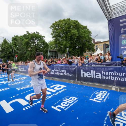 29.06.2025 - hella hamburg halbmarathon Zöllner http://msf.ph/oto/8444041 29.06.2025 10:57:00 Ziel 1955, 2282, 2741, 2759, 4299, 5033, 5418, 6835, 7716, 8669, 11043, 11212, 11638, 14678, 15097, 16470, 16620, 19091 meine-sportfotos.de