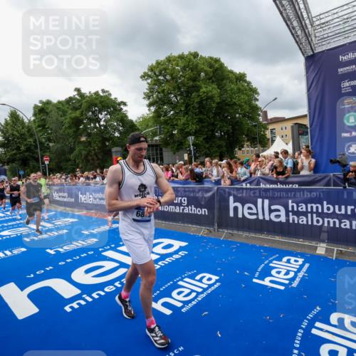 29.06.2025 - hella hamburg halbmarathon Zöllner http://msf.ph/oto/8444052 29.06.2025 10:57:01 Ziel 1485, 1955, 2282, 2759, 4299, 5033, 6835, 8669, 11043, 11212, 11638, 14678, 15097, 16470, 16620, 18719, 19091 meine-sportfotos.de