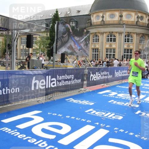 29.06.2025 - hella hamburg halbmarathon Michael Strokosch http://msf.ph/oto/8444066 29.06.2025 10:26:02 Ziel 9767, 10468 meine-sportfotos.de