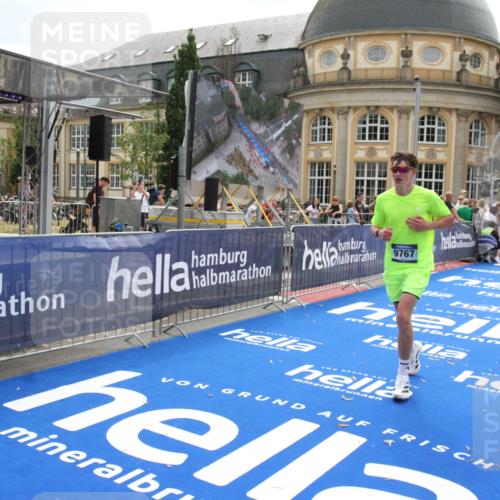 29.06.2025 - hella hamburg halbmarathon Michael Strokosch http://msf.ph/oto/8444076 29.06.2025 10:26:03 Ziel 9767, 13779, 17003 meine-sportfotos.de