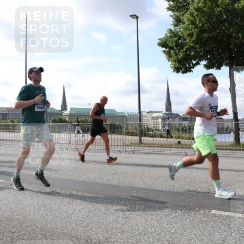 29.06.2025 - hella hamburg halbmarathon Lena Gebhardt http://msf.ph/oto/8444096 29.06.2025 09:53:13 Lombardsbrücke 246, 15651, 11648, 88888, 17190, 5623, 1012, 1070, 1163, 1176, 1391, 1466, 1558, 1613, 1735, 1750, 1759, 1782, 2048, 2213, 2233, 2234, 2365, 2402, 2590, 2623, 2788, 2970, 3021, 3098, 3109, 3124, 3146, 3304, 3907, 3917, 3928, 4080, 4091, 4277, 4310, 4553, 4691, 4933, 4981, 4997, 5022, 5132, 5476, 5623, 5624, 5682, 5692, 6081, 6152, 6203, 6375, 6460, 6712, 6716, 7005, 7093, 7147, 7204, 7322, 7325, 7450, 7599, 7765, 7843, 8063, 8145, 8467, 8664, 9126 meine-sportfotos.de