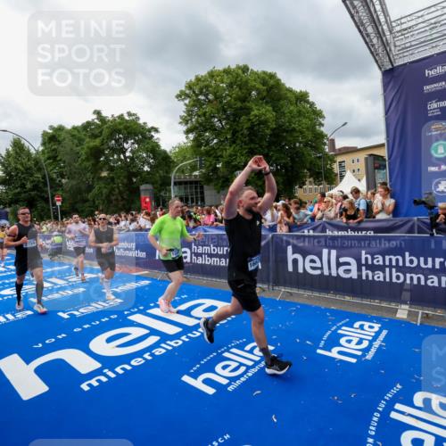 29.06.2025 - hella hamburg halbmarathon Zöllner http://msf.ph/oto/8444141 29.06.2025 10:57:02 Ziel 1485, 2282, 2759, 4299, 5033, 8669, 11043, 11143, 11212, 11638, 14678, 15097, 16470, 16620, 18719, 19091 meine-sportfotos.de