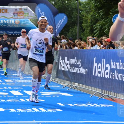 29.06.2025 - hella hamburg halbmarathon Strokosch-Dieckow http://msf.ph/oto/8444177 29.06.2025 10:39:49 Ziel 1603, 1975, 2525, 2563, 2573, 3626, 4766, 6149, 7981, 8574, 11714, 13190, 14204, 15421, 15435, 15744, 15813, 16580, 17005, 17792, 18013 meine-sportfotos.de