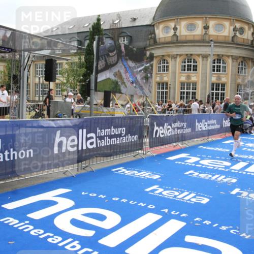 29.06.2025 - hella hamburg halbmarathon Michael Strokosch http://msf.ph/oto/8444243 29.06.2025 10:26:09 Ziel 13779, 16615, 17003 meine-sportfotos.de