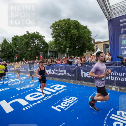 29.06.2025 - hella hamburg halbmarathon Zöllner http://msf.ph/oto/8444262 29.06.2025 10:57:04 Ziel 1485, 2282, 2759, 4299, 5033, 8669, 11043, 11143, 11212, 11638, 13691, 14408, 14678, 15097, 16470, 16909, 18719, 19091 meine-sportfotos.de