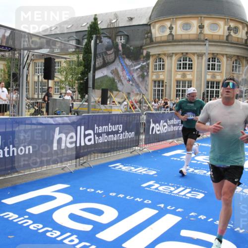 29.06.2025 - hella hamburg halbmarathon Michael Strokosch http://msf.ph/oto/8444282 29.06.2025 10:26:10 Ziel 13779, 16615, 17003 meine-sportfotos.de