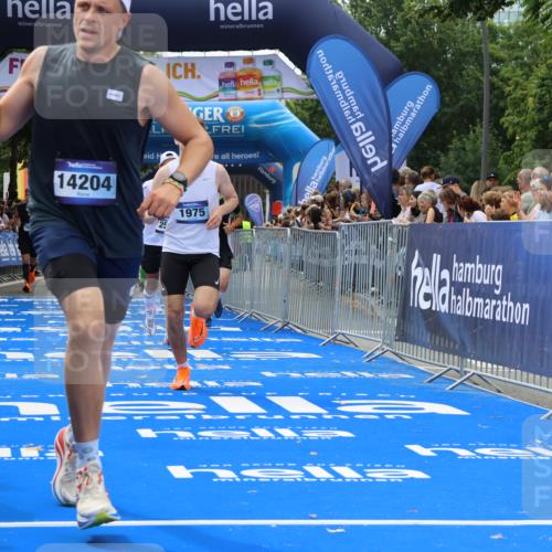 29.06.2025 - hella hamburg halbmarathon Strokosch-Dieckow http://msf.ph/oto/8444298 29.06.2025 10:39:47 Ziel 1603, 1975, 2525, 2563, 2573, 4398, 4766, 6149, 7981, 11714, 13190, 14204, 15435, 15744, 15813, 16580, 16761, 17005, 17792, 18013 meine-sportfotos.de