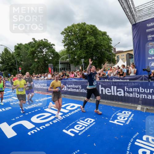29.06.2025 - hella hamburg halbmarathon Zöllner http://msf.ph/oto/8444325 29.06.2025 10:57:05 Ziel 1485, 4299, 5033, 8669, 11043, 11143, 11212, 11638, 13691, 14408, 14588, 14678, 16470, 16909, 17617, 18719, 19091 meine-sportfotos.de
