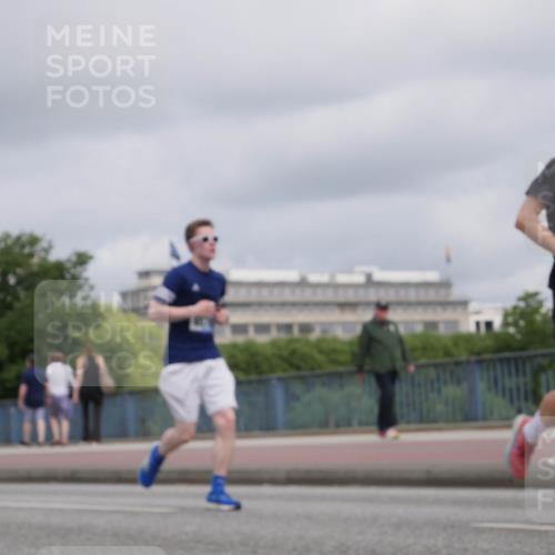 29.06.2025 - hella hamburg halbmarathon Luisa Fischer http://msf.ph/oto/8444326 29.06.2025 10:26:21 Kennedybrücke 5352, 1029, 1187, 1372, 1853, 2294, 3029, 4793, 5223, 5798, 6578, 7266, 7919, 9301, 9512, 10088 meine-sportfotos.de