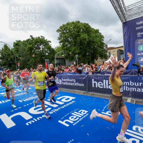 29.06.2025 - hella hamburg halbmarathon Zöllner http://msf.ph/oto/8444339 29.06.2025 10:57:06 Ziel 1485, 4261, 4299, 5033, 8669, 11143, 11212, 11638, 13691, 14408, 14588, 14678, 16470, 16909, 17617, 18208, 18719, 19091 meine-sportfotos.de