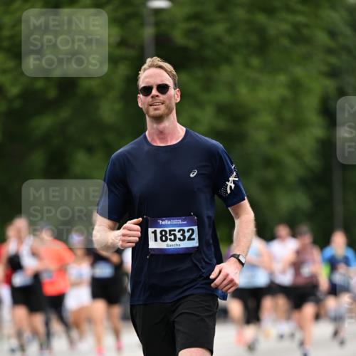 29.06.2025 - hella hamburg halbmarathon Dr. Thomas Lammeyer http://msf.ph/oto/8444364 29.06.2025 10:57:53 Kennedybrücke 1753, 1900, 2291, 2528, 2701, 3226, 4591, 5562, 6041, 6044, 6913, 7039, 7068, 7611, 7876, 7890, 8212, 8414, 8515, 8906, 9103, 9545, 9685, 10175, 10490, 11268 meine-sportfotos.de