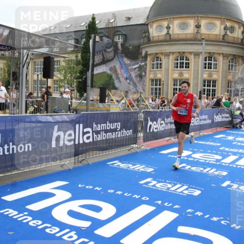 29.06.2025 - hella hamburg halbmarathon Michael Strokosch http://msf.ph/oto/8444369 29.06.2025 10:26:12 Ziel 13779, 16615, 17003 meine-sportfotos.de