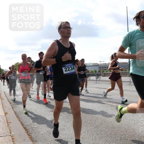 29.06.2025 - hella hamburg halbmarathon Lena Gebhardt http://msf.ph/oto/8444370 29.06.2025 09:53:15 Lombardsbrücke 16666, 7450, 17835, 2234, 455, 1012, 1070, 1163, 1176, 1391, 1466, 1558, 1735, 1750, 1759, 1782, 2048, 2213, 2233, 2234, 2365, 2402, 2590, 2623, 2788, 2970, 3021, 3098, 3146, 3304, 3907, 3917, 3928, 4080, 4091, 4277, 4310, 4553, 4691, 4933, 4981, 4997, 5022, 5132, 5460, 5476, 5623, 5624, 5682, 5692, 6081, 6152, 6203, 6282, 6375, 6460, 6712, 6716, 7005, 7093, 7147, 7204, 7322, 7325, 7450, 7599, 7765, 8063, 8145, 8467, 8664, 9126, 13009 meine-sportfotos.de
