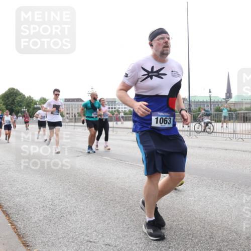 29.06.2025 - hella hamburg halbmarathon Lena Gebhardt http://msf.ph/oto/8444387 29.06.2025 10:29:49 Lombardsbrücke 1376, 7517, 1063, 1063, 1097, 1547, 1661, 1694, 2302, 2699, 3179, 3311, 3524, 3613, 4349, 4395, 4580, 5063, 5322, 5350, 6285, 6626, 6725, 7517, 7832, 8388, 8792, 8812, 8941, 9095, 9714, 9937, 10162, 10322, 10996, 11249, 11269, 11376, 11444, 11634, 11792, 12086, 12216, 12227, 12305, 12537, 13031, 13382, 13810, 14304, 14644, 15266, 16182, 16306, 16659, 16662, 16676, 16769, 17496, 17529, 17945, 18298, 18299, 18385, 18503 meine-sportfotos.de