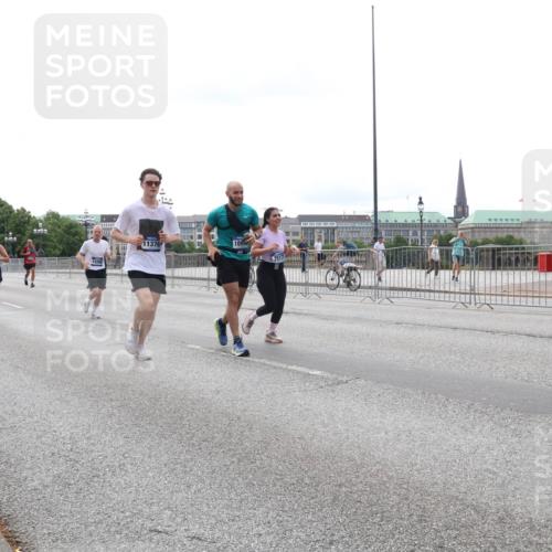 29.06.2025 - hella hamburg halbmarathon Lena Gebhardt http://msf.ph/oto/8444435 29.06.2025 10:29:50 Lombardsbrücke 11376, 000, 1099, 7517, 1063, 1097, 1547, 1661, 1694, 2302, 2699, 3311, 3524, 3613, 4349, 4395, 4580, 5063, 5322, 5350, 6285, 6626, 6725, 7517, 7832, 8388, 8792, 8941, 9095, 9714, 9937, 10162, 10322, 10996, 11249, 11269, 11376, 11444, 11634, 12086, 12216, 12227, 12305, 12537, 13031, 13382, 13810, 14304, 14644, 15266, 16182, 16306, 16659, 16662, 16769, 17496, 17529, 17945, 18298, 18299, 18385, 18503 meine-sportfotos.de