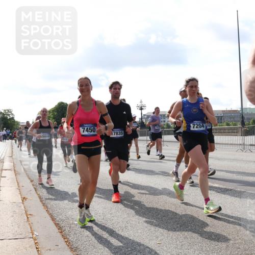 29.06.2025 - hella hamburg halbmarathon Lena Gebhardt http://msf.ph/oto/8444446 29.06.2025 09:53:15 Lombardsbrücke 6666, 9305, 7450, 17835, 7204, 765, 1012, 1070, 1163, 1176, 1391, 1466, 1558, 1735, 1750, 1759, 1782, 2048, 2213, 2233, 2234, 2365, 2402, 2590, 2623, 2788, 2970, 3021, 3098, 3146, 3304, 3907, 3917, 3928, 4080, 4091, 4277, 4310, 4553, 4691, 4933, 4981, 4997, 5022, 5132, 5460, 5476, 5623, 5624, 5682, 5692, 6081, 6152, 6203, 6282, 6375, 6460, 6712, 6716, 7005, 7093, 7147, 7204, 7322, 7325, 7450, 7599, 7765, 8063, 8145, 8467, 8664, 9126, 13009 meine-sportfotos.de