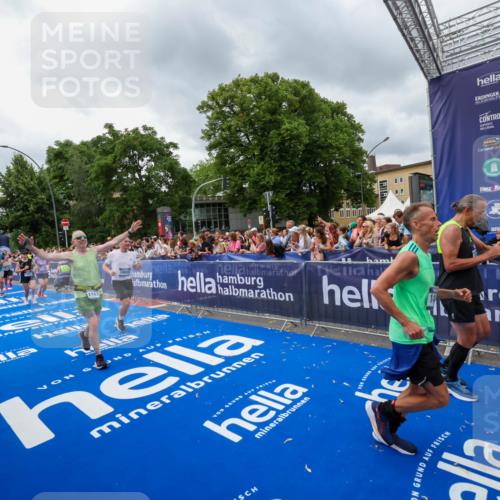 29.06.2025 - hella hamburg halbmarathon Zöllner http://msf.ph/oto/8444467 29.06.2025 10:57:10 Ziel 1485, 4261, 11143, 13691, 14139, 14408, 14588, 15726, 16909, 17617, 18208, 18719 meine-sportfotos.de