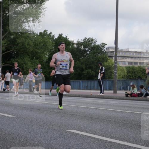 29.06.2025 - hella hamburg halbmarathon Luisa Fischer http://msf.ph/oto/8444468 29.06.2025 09:45:44 Kennedybrücke 17893, 15023, 18693, 2075, 2180, 2203, 6090, 8318, 8376 meine-sportfotos.de