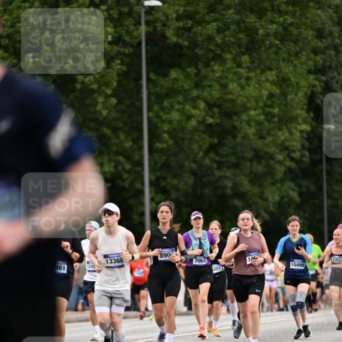 29.06.2025 - hella hamburg halbmarathon Dr. Thomas Lammeyer http://msf.ph/oto/8444477 29.06.2025 10:57:55 Kennedybrücke 1753, 1900, 2291, 2528, 2701, 3226, 4591, 5562, 5857, 6041, 6044, 6913, 7068, 7611, 7876, 7890, 8212, 8414, 8515, 8906, 9103, 9545, 9685, 10175, 11268 meine-sportfotos.de
