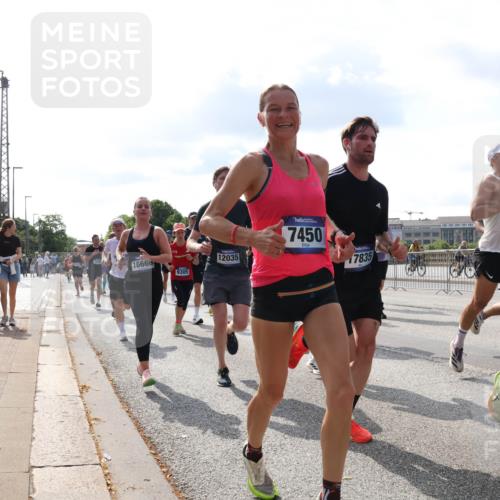 29.06.2025 - hella hamburg halbmarathon Lena Gebhardt http://msf.ph/oto/8444498 29.06.2025 09:53:16 Lombardsbrücke 16666, 9305, 12035, 7450, 7835, 953, 7765, 720, 1012, 1070, 1163, 1176, 1391, 1466, 1558, 1735, 1750, 1759, 1782, 2048, 2213, 2233, 2234, 2365, 2402, 2590, 2623, 2788, 2970, 3021, 3098, 3146, 3304, 3907, 3917, 3928, 4080, 4091, 4277, 4310, 4553, 4691, 4933, 4981, 4997, 5022, 5132, 5460, 5476, 5623, 5624, 5682, 5692, 6071, 6081, 6152, 6203, 6282, 6375, 6460, 6712, 6716, 7005, 7093, 7147, 7204, 7322, 7325, 7450, 7599, 7765, 8063, 8145, 8467, 8664, 9126, 13009 meine-sportfotos.de