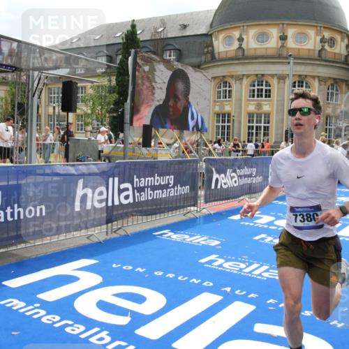 29.06.2025 - hella hamburg halbmarathon Michael Strokosch http://msf.ph/oto/8444502 29.06.2025 10:26:29 Ziel 7380, 14728, 17040 meine-sportfotos.de