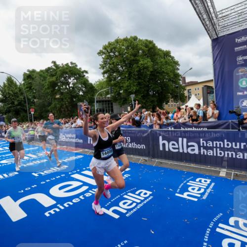 29.06.2025 - hella hamburg halbmarathon Zöllner http://msf.ph/oto/8444519 29.06.2025 10:57:12 Ziel 1387, 1877, 4167, 4261, 9884, 11612, 13691, 13750, 14139, 14408, 14588, 15110, 15726, 16909, 17617, 18208, 19184 meine-sportfotos.de
