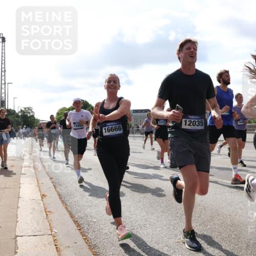 29.06.2025 - hella hamburg halbmarathon Lena Gebhardt http://msf.ph/oto/8444538 29.06.2025 09:53:16 Lombardsbrücke 16666, 6203, 12035, 1693, 15900, 15803, 155, 1012, 1070, 1163, 1176, 1391, 1466, 1558, 1735, 1750, 1759, 1782, 2048, 2213, 2233, 2234, 2365, 2402, 2590, 2623, 2788, 2970, 3021, 3098, 3146, 3304, 3907, 3917, 3928, 4080, 4091, 4277, 4310, 4553, 4691, 4933, 4981, 4997, 5022, 5132, 5460, 5476, 5623, 5624, 5682, 5692, 6071, 6081, 6152, 6203, 6282, 6375, 6460, 6712, 6716, 7005, 7093, 7147, 7204, 7322, 7325, 7450, 7599, 7765, 8063, 8145, 8467, 8664, 9126, 13009 meine-sportfotos.de