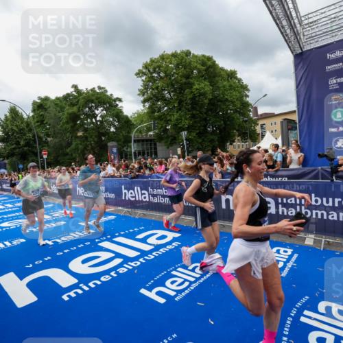 29.06.2025 - hella hamburg halbmarathon Zöllner http://msf.ph/oto/8444541 29.06.2025 10:57:13 Ziel 1387, 1877, 4167, 4261, 4940, 9884, 11612, 13691, 13750, 14139, 14408, 14588, 15110, 15664, 15726, 17617, 17660, 17993, 18208, 19184 meine-sportfotos.de