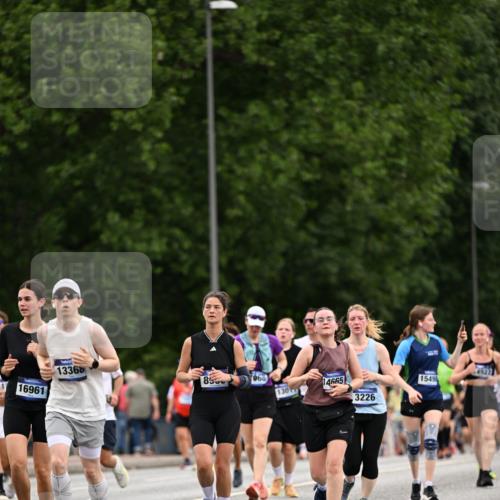 29.06.2025 - hella hamburg halbmarathon Dr. Thomas Lammeyer http://msf.ph/oto/8444567 29.06.2025 10:57:55 Kennedybrücke 1753, 1900, 2291, 2528, 2701, 3226, 4591, 5562, 5857, 6041, 6044, 6913, 7068, 7611, 7876, 7890, 8212, 8414, 8515, 8906, 9103, 9545, 9685, 10175, 11268 meine-sportfotos.de