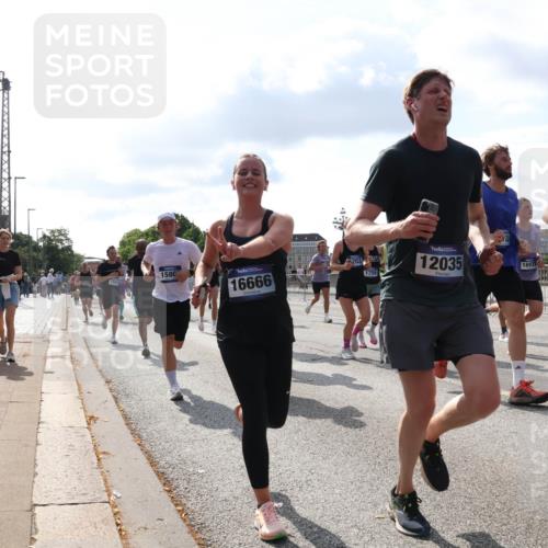 29.06.2025 - hella hamburg halbmarathon Lena Gebhardt http://msf.ph/oto/8444573 29.06.2025 09:53:16 Lombardsbrücke 155, 158, 16666, 6203, 1759, 12035, 20, 16937, 15900, 1012, 1070, 1163, 1176, 1391, 1466, 1558, 1735, 1750, 1759, 1782, 2048, 2213, 2233, 2234, 2365, 2402, 2590, 2623, 2788, 2970, 3021, 3098, 3146, 3304, 3907, 3917, 3928, 4080, 4091, 4277, 4310, 4553, 4691, 4933, 4981, 4997, 5022, 5132, 5460, 5476, 5623, 5624, 5682, 5692, 6071, 6081, 6152, 6203, 6282, 6375, 6460, 6712, 6716, 7005, 7093, 7147, 7204, 7322, 7325, 7450, 7599, 7765, 8063, 8145, 8467, 8664, 9126, 13009 meine-sportfotos.de