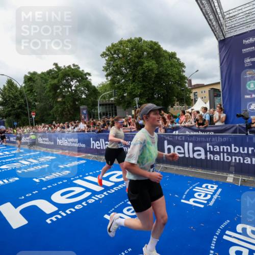 29.06.2025 - hella hamburg halbmarathon Zöllner http://msf.ph/oto/8444607 29.06.2025 10:57:14 Ziel 1387, 1877, 4167, 4261, 4940, 9577, 9884, 11590, 11612, 13750, 14139, 14588, 15110, 15664, 15726, 17617, 17660, 17993, 18208, 19184 meine-sportfotos.de