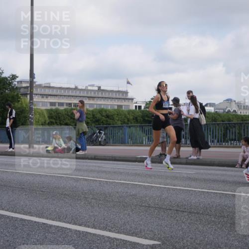 29.06.2025 - hella hamburg halbmarathon Luisa Fischer http://msf.ph/oto/8444624 29.06.2025 09:45:48 Kennedybrücke 15136, 2075, 2180, 2203, 2483, 8318, 8376, 9804, 10351 meine-sportfotos.de