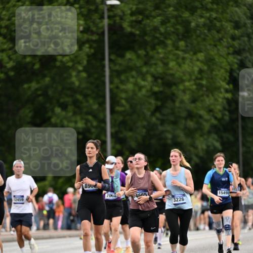 29.06.2025 - hella hamburg halbmarathon Dr. Thomas Lammeyer http://msf.ph/oto/8444640 29.06.2025 10:57:56 Kennedybrücke 1753, 1900, 2291, 2528, 2701, 3226, 4591, 5562, 5857, 6041, 6044, 6913, 7068, 7611, 7876, 7890, 8212, 8414, 8515, 8906, 9103, 9545, 9685, 10175 meine-sportfotos.de