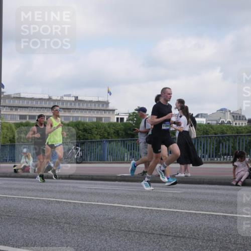 29.06.2025 - hella hamburg halbmarathon Luisa Fischer http://msf.ph/oto/8444647 29.06.2025 09:45:51 Kennedybrücke 13941, 2180, 2203, 2483, 8318, 8376, 9804, 10351 meine-sportfotos.de