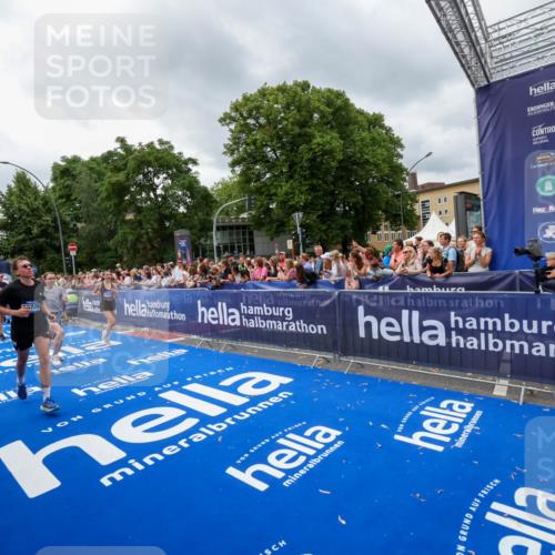29.06.2025 - hella hamburg halbmarathon Zöllner http://msf.ph/oto/8444648 29.06.2025 10:57:15 Ziel 1387, 1877, 2676, 4167, 4261, 4940, 9577, 9884, 10383, 11590, 11612, 13750, 14139, 15110, 15664, 15726, 17660, 17848, 17993, 18208, 19184 meine-sportfotos.de