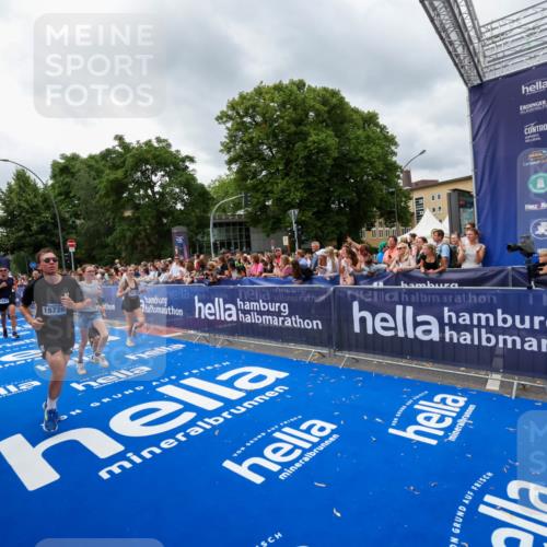 29.06.2025 - hella hamburg halbmarathon Zöllner http://msf.ph/oto/8444670 29.06.2025 10:57:16 Ziel 1387, 1877, 2676, 4167, 4940, 8585, 9577, 9884, 10383, 11590, 11612, 13750, 14139, 15110, 15229, 15664, 15726, 17660, 17848, 17993, 19184 meine-sportfotos.de