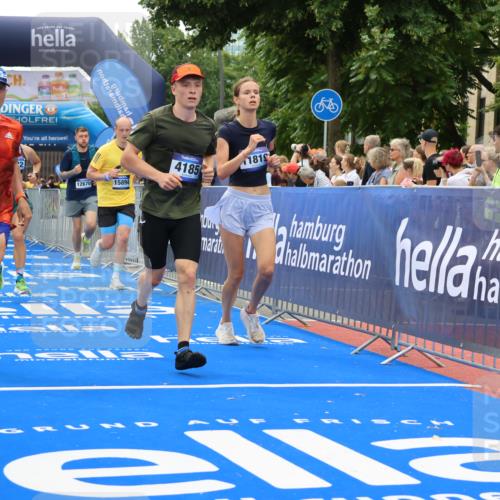 29.06.2025 - hella hamburg halbmarathon Strokosch-Dieckow http://msf.ph/oto/8444677 29.06.2025 10:49:20 Ziel 1342, 1476, 2878, 4183, 4185, 6158, 8112, 9348, 10053, 10189, 11339, 11779, 11819, 12670, 13269, 13450, 14526, 14838, 15422, 15784, 15894, 15966, 16369, 16891, 18476, 18887, 18960 meine-sportfotos.de
