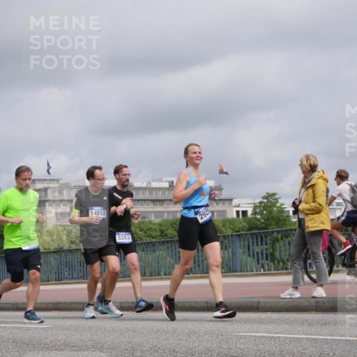 29.06.2025 - hella hamburg halbmarathon Luisa Fischer http://msf.ph/oto/8444679 29.06.2025 10:26:39 Kennedybrücke 14512, 5343, 2925, 1382, 2925, 3013, 5343, 8687, 8688 meine-sportfotos.de