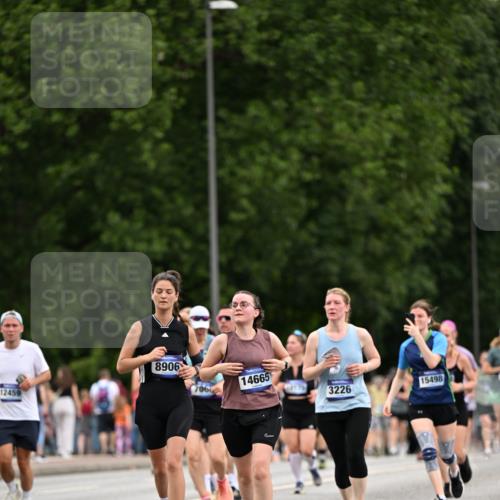29.06.2025 - hella hamburg halbmarathon Dr. Thomas Lammeyer http://msf.ph/oto/8444681 29.06.2025 10:57:57 Kennedybrücke 1753, 1789, 1900, 2291, 2528, 2701, 3226, 4591, 5562, 5857, 6041, 6044, 6913, 7068, 7611, 7876, 7890, 8212, 8414, 8515, 8906, 9103, 9545, 9685, 10175 meine-sportfotos.de
