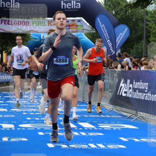 29.06.2025 - hella hamburg halbmarathon Strokosch-Dieckow http://msf.ph/oto/8444683 29.06.2025 10:39:41 Ziel 1358, 1975, 4398, 4888, 11284, 11806, 13190, 14077, 14204, 15094, 15435, 15744, 16580, 16761, 17005, 17215, 17360, 17425, 17792, 18013, 18154, 18803 meine-sportfotos.de