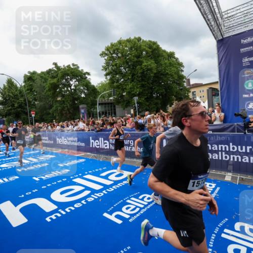 29.06.2025 - hella hamburg halbmarathon Zöllner http://msf.ph/oto/8444689 29.06.2025 10:57:17 Ziel 1387, 1877, 2417, 2676, 4167, 4940, 8585, 9577, 9884, 9934, 10383, 11590, 11612, 13750, 14139, 15110, 15229, 15664, 15726, 17660, 17779, 17848, 17993, 19184 meine-sportfotos.de
