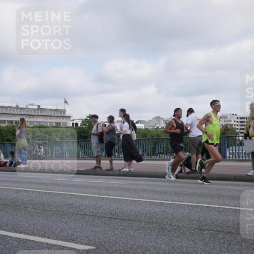 29.06.2025 - hella hamburg halbmarathon Luisa Fischer http://msf.ph/oto/8444702 29.06.2025 09:45:53 Kennedybrücke 17040, 2180, 2203, 2483, 8318, 8376, 9804, 10351 meine-sportfotos.de