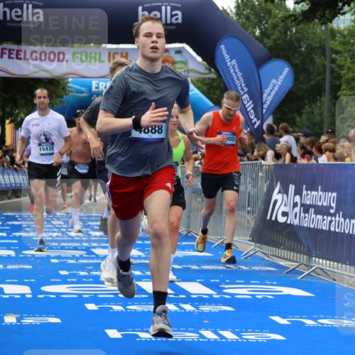 29.06.2025 - hella hamburg halbmarathon Strokosch-Dieckow http://msf.ph/oto/8444707 29.06.2025 10:39:41 Ziel 1358, 1975, 4398, 4888, 11284, 11806, 13190, 14077, 14204, 15094, 15435, 15744, 16580, 16761, 17005, 17215, 17360, 17425, 17792, 18013, 18154, 18803 meine-sportfotos.de
