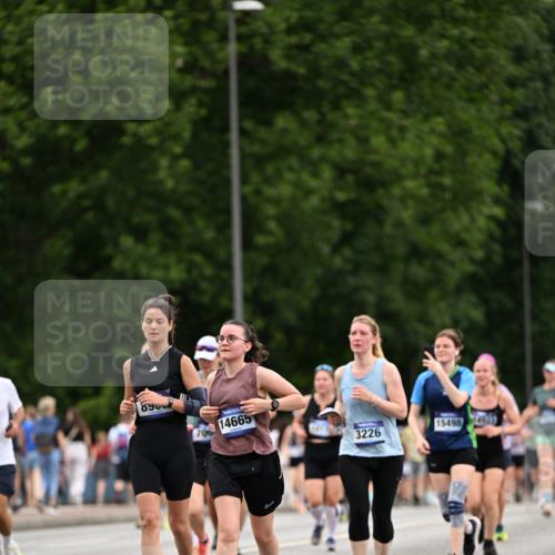 29.06.2025 - hella hamburg halbmarathon Dr. Thomas Lammeyer http://msf.ph/oto/8444708 29.06.2025 10:57:57 Kennedybrücke 1753, 1789, 1900, 2291, 2528, 2701, 3226, 4591, 5562, 5857, 6041, 6044, 6913, 7068, 7611, 7876, 7890, 8212, 8414, 8515, 8906, 9103, 9545, 9685, 10175 meine-sportfotos.de