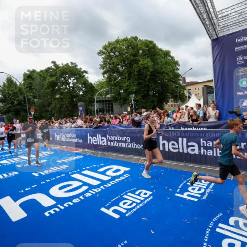 29.06.2025 - hella hamburg halbmarathon Zöllner http://msf.ph/oto/8444717 29.06.2025 10:57:17 Ziel 1387, 1877, 2417, 2676, 4167, 4940, 8585, 9577, 9884, 9934, 10383, 11590, 11612, 13750, 14139, 15110, 15229, 15664, 15726, 17660, 17779, 17848, 17993, 19184 meine-sportfotos.de