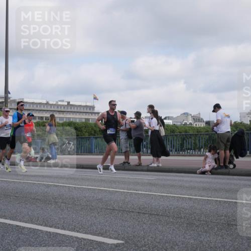 29.06.2025 - hella hamburg halbmarathon Luisa Fischer http://msf.ph/oto/8444728 29.06.2025 09:45:54 Kennedybrücke 9804, 837, 1878, 17040, 2180, 2203, 2483, 8318, 8376, 9804, 10351 meine-sportfotos.de