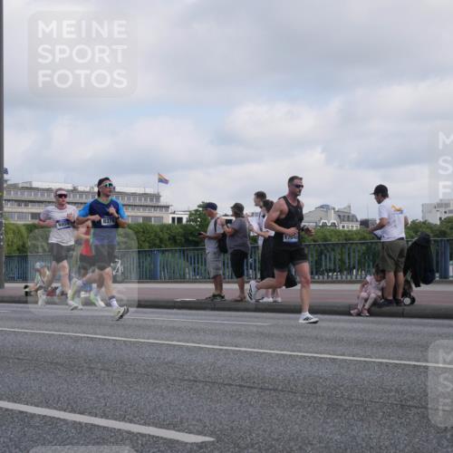 29.06.2025 - hella hamburg halbmarathon Luisa Fischer http://msf.ph/oto/8444738 29.06.2025 09:45:55 Kennedybrücke 9804, 8376, 17040, 2180, 2203, 2483, 8318, 8376, 9804, 10351 meine-sportfotos.de