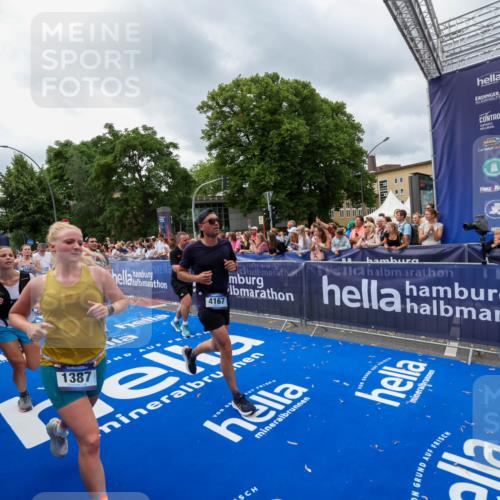 29.06.2025 - hella hamburg halbmarathon Zöllner http://msf.ph/oto/8444764 29.06.2025 10:57:18 Ziel 1387, 1877, 2417, 2676, 4167, 4940, 8585, 9577, 9884, 9934, 10383, 11590, 11612, 12014, 13750, 14139, 15110, 15229, 15664, 16625, 17660, 17779, 17848, 17993, 19184 meine-sportfotos.de