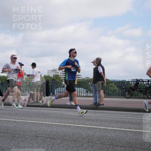 29.06.2025 - hella hamburg halbmarathon Luisa Fischer http://msf.ph/oto/8444776 29.06.2025 09:45:56 Kennedybrücke 9804, 1876, 8376, 04, 2483, 8318, 8376, 9804, 10351 meine-sportfotos.de